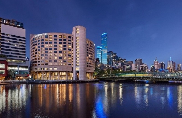Khách sạn Melbourne nên ở khu nào thuận tiện cho tham quan thành phố?